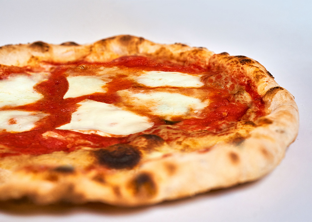 Kant en klare pizzabodem met saus