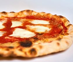 Kant en klaar pizzadeeg met saus